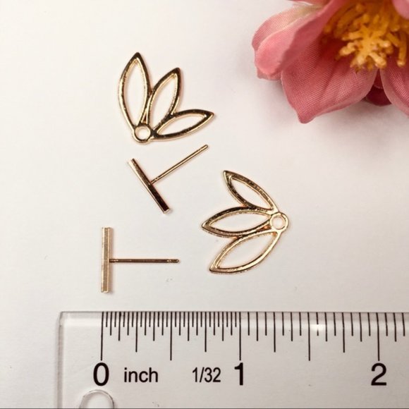 NWOT Gold Lotus Flower Stud Earrings - Picture 7 of 7
